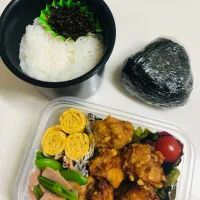 Snapdishの料理写真:唐揚げ弁当🍱と朝の🍙|マミさん