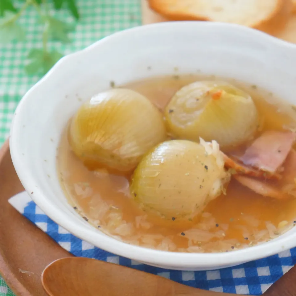 Snapdishの料理写真:まるごと玉ねぎスープ|ちいさなしあわせキッチンさん