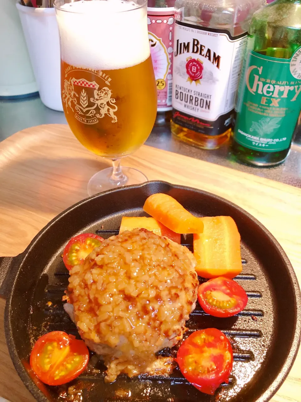 今夜は中にもソースにもタマネギ🧅たっぷりハンバーグ。人参のグラッセとトマトとビール🍺|海斗さん