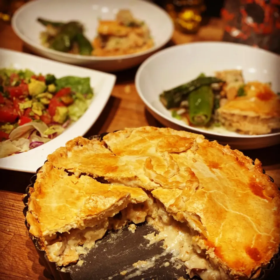 Baked Chicken & Mushroom Pie baked in Shortcrust Pastry 
With long green Peppers cooked in Dill Butter & onions 
With Tomato & Avocado vinegarette salad 
#chick|Emanuel Hayashiさん