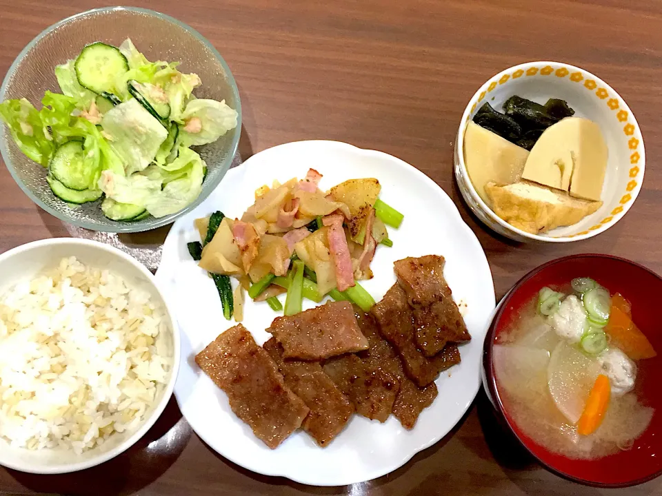 Snapdishの料理写真:焼肉 かぶとベーコンのコンソメ炒め つみれと根菜の味噌汁 たけのこの煮物 グリーンツナサラダ|おさむん17さん