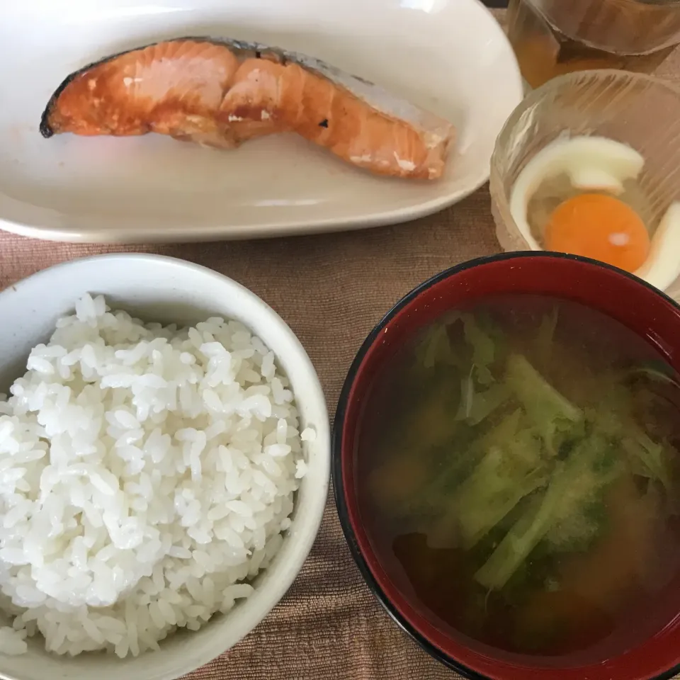 焼鮭、温玉、キャベツのお味噌汁|純さん