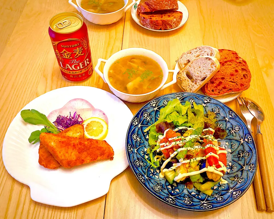 今日の夕食　カレイの唐揚げ　タコと夏野菜のサルサソースサラダ　きのこと玉ねぎのコンソメスープ　オリーブのパンとビーツのパン|ふわ猫はなちゃんさん