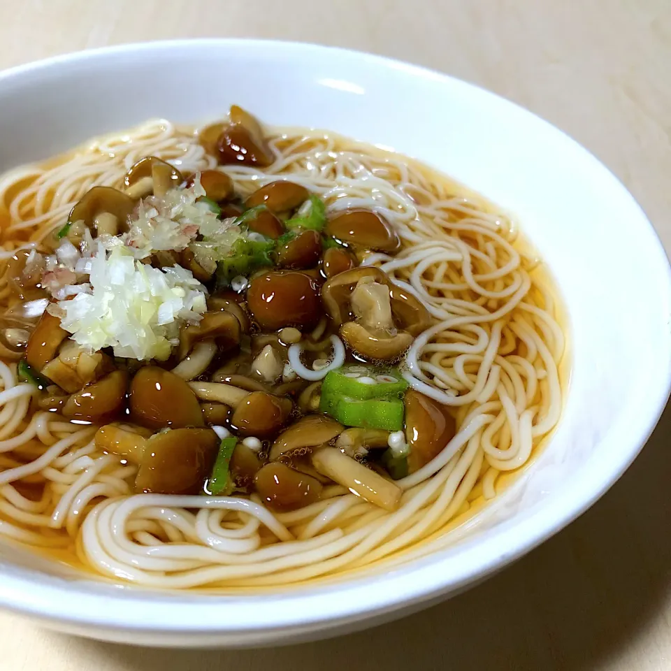 なめことオクラのぶっかけそうめん|くまちゃんなめこさん