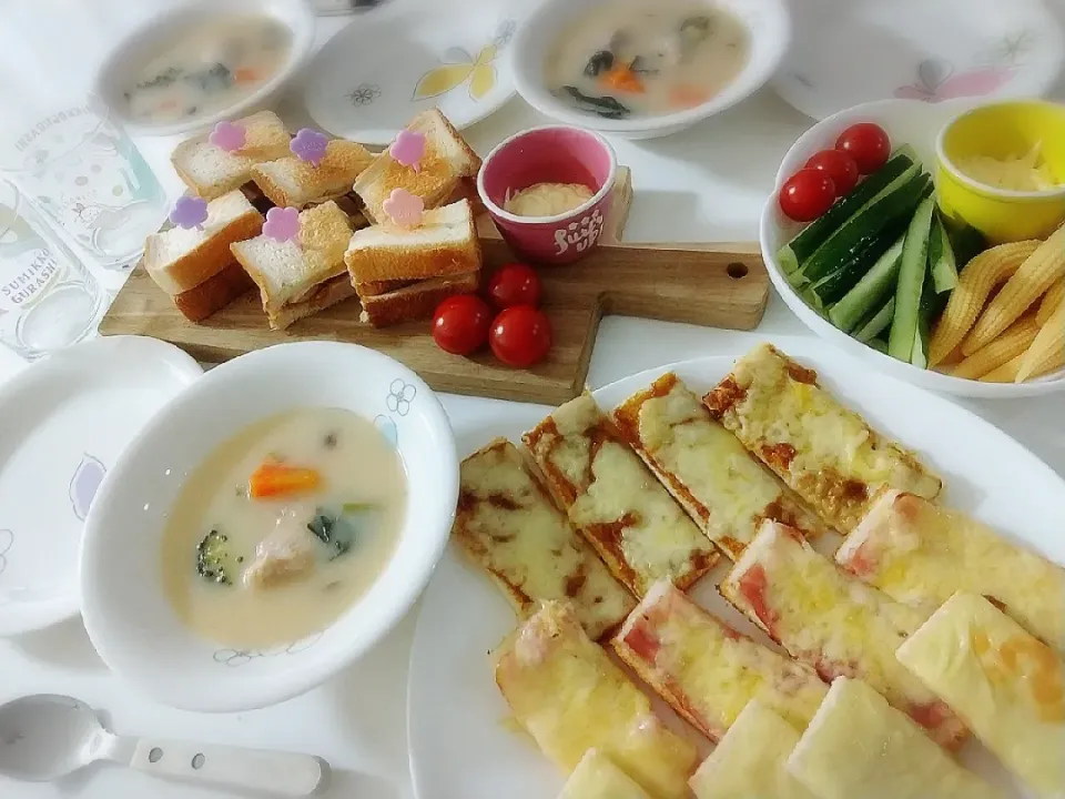 Snapdishの料理写真:パン祭夕食(*^^*)
クリームシチュー
ヒレカツチーズサンド🥪
トースト３種(チーズカレー、ベーコンチーズ、チーズ)
野菜スティック(きゅうり、ヤングコーン)ミニトマト|プリン☆さん