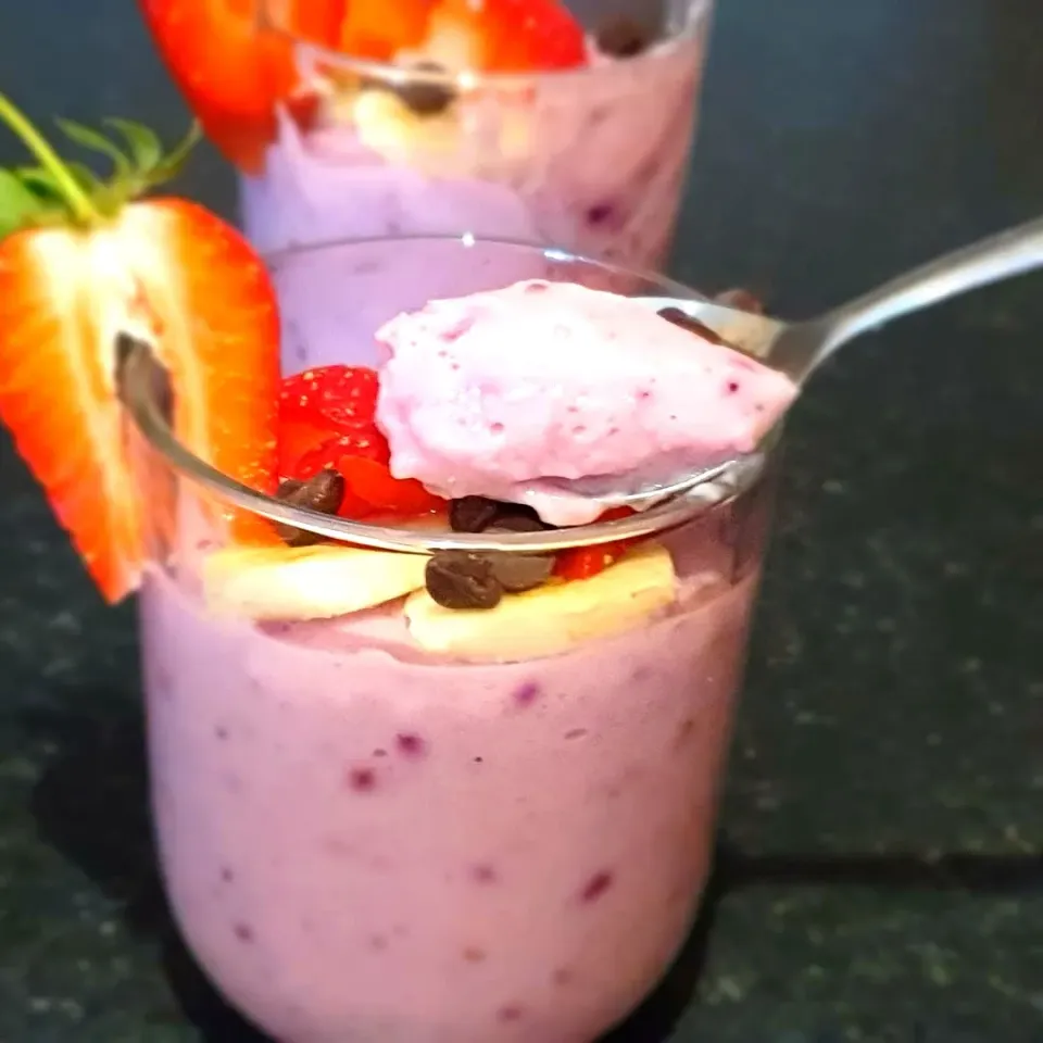 amazing dessert to made just grab some berries 
full vedio on my YouTube channel My kitchen goodies|my kitchen goodiesさん