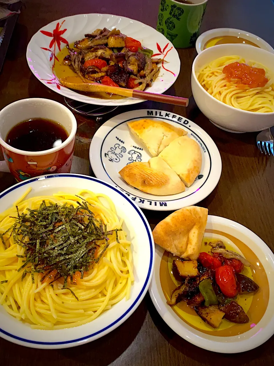 Snapdishの料理写真:木の子とトマトのアヒージョ🍅　フォカッチャ　たらこスパゲッティ　刻み海苔　コーヒー☕️|ch＊K*∀o(^^*)♪さん