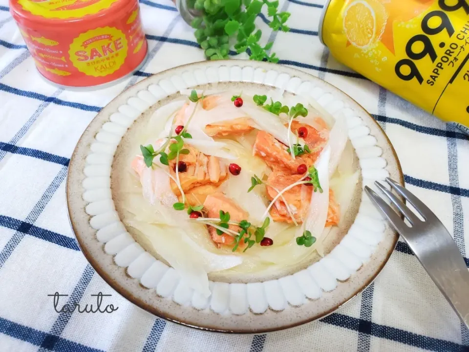 taruto⭐️の料理✨鯖缶じゃないよ🤭
鮭缶で新玉のマリネ😋🧅💕
昼飲み部～🙌🍻|taruto⭐️さん