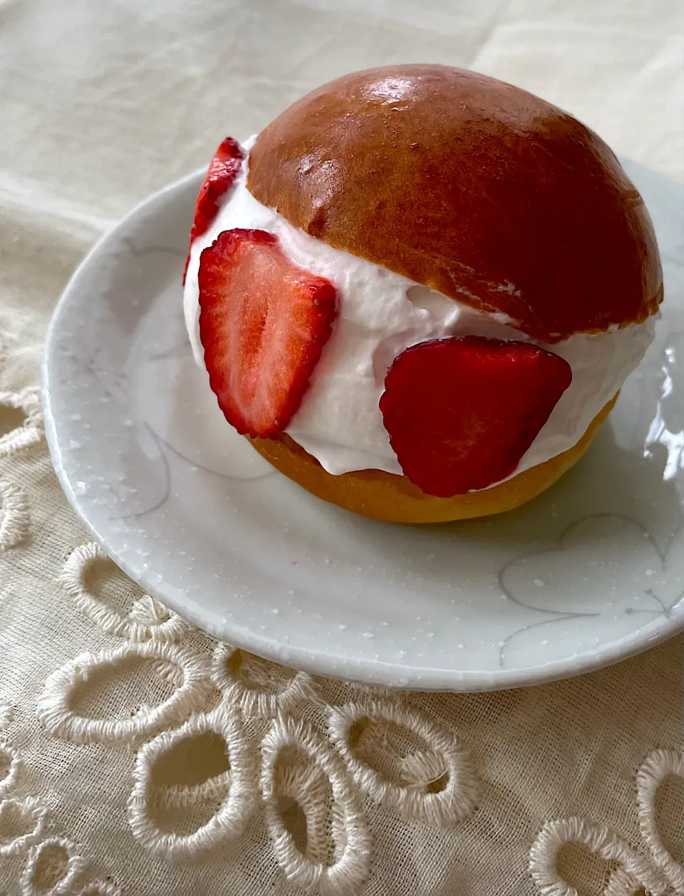 Snapdishの料理写真:佐野未起さんの料理 鬼のツノ立ち！バタークリーム並 エンゼルクリームに近くはなりましたが ミスドでバイトする次男に「まだまだだなぁ」と言われたエンゼルクリームもどき レシピ改正！#エンゼルクリーム　で再びのマリトッツォ（今回はお土産）|高野裕子さん