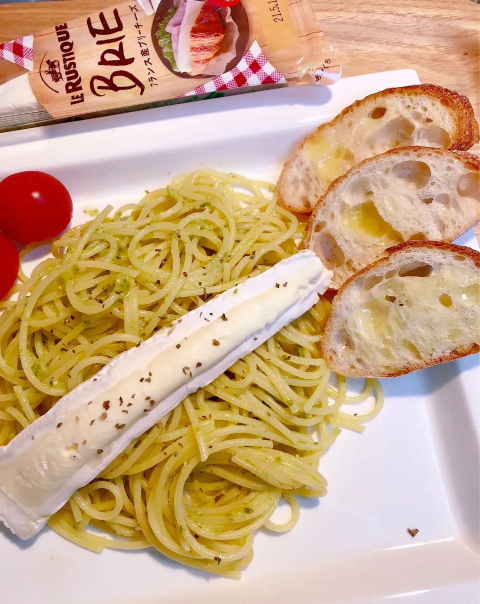 Snapdishの料理写真:今夜は簡単、美味しいル・ルスティックブリーとバジルのパスタ🧀ガーリックバターパンにチーズをオンしたりパスタと食べたり👍|海斗さん