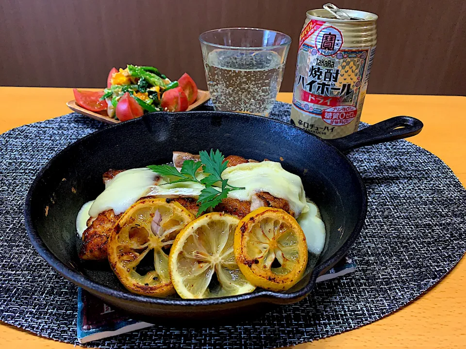 Snapdishの料理写真:レモンチキンステーキに乗っけてみた🧀|みっきーさん