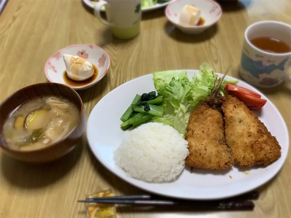 Snapdishの料理写真:アジフライ・サラダ・小松菜の辛子おひたし・具沢山味噌汁・冷奴・ご飯|ちびろ菌さん