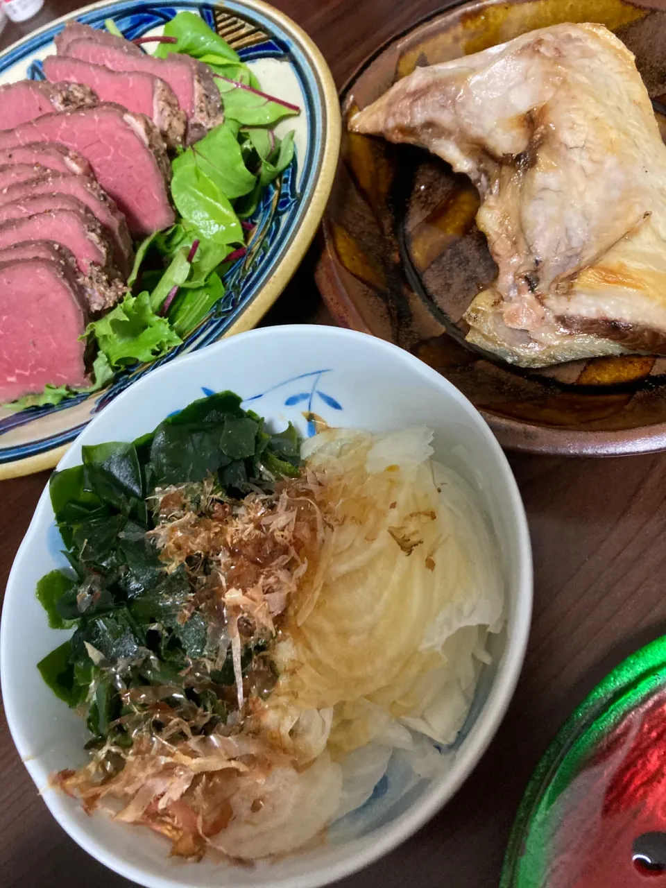 Snapdishの料理写真:4月25日晩ご飯。ロービーサラダ、ブリカマ、新玉ねぎ。|あやさん