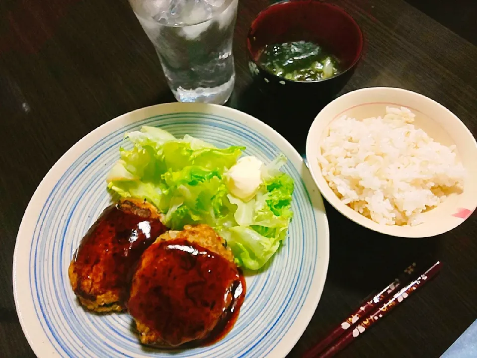 もち麦ご飯、わかめスープ、豆腐ハンバーグ|サトリさん