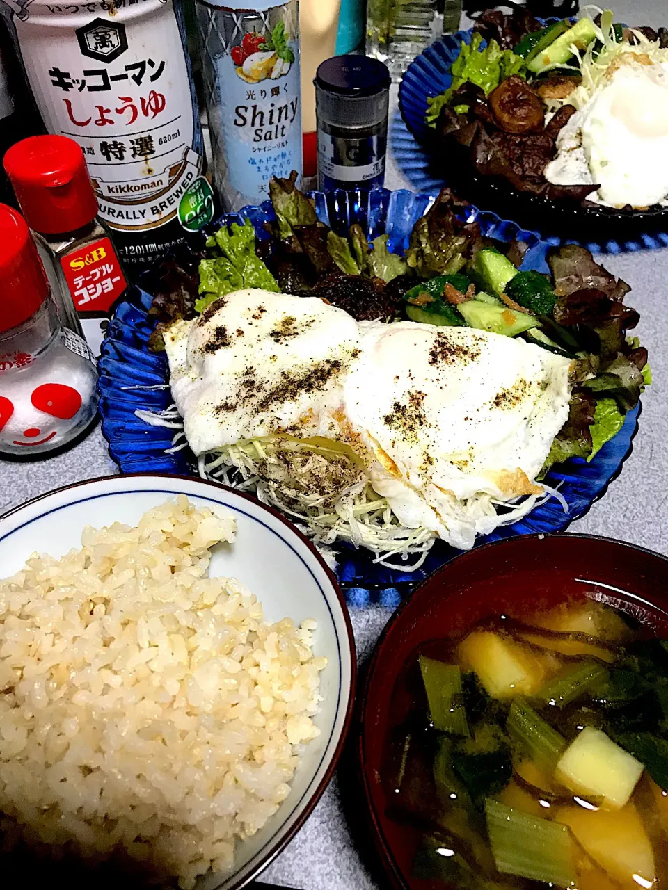 Snapdishの料理写真:最後は味噌汁にご飯入れて食べた #夕飯　ロウカット玄米、梅きゅう、レタス、目玉焼き(ターンオーバーじゃないやつ)、小松菜じゃが昆布味噌汁|ms903さん