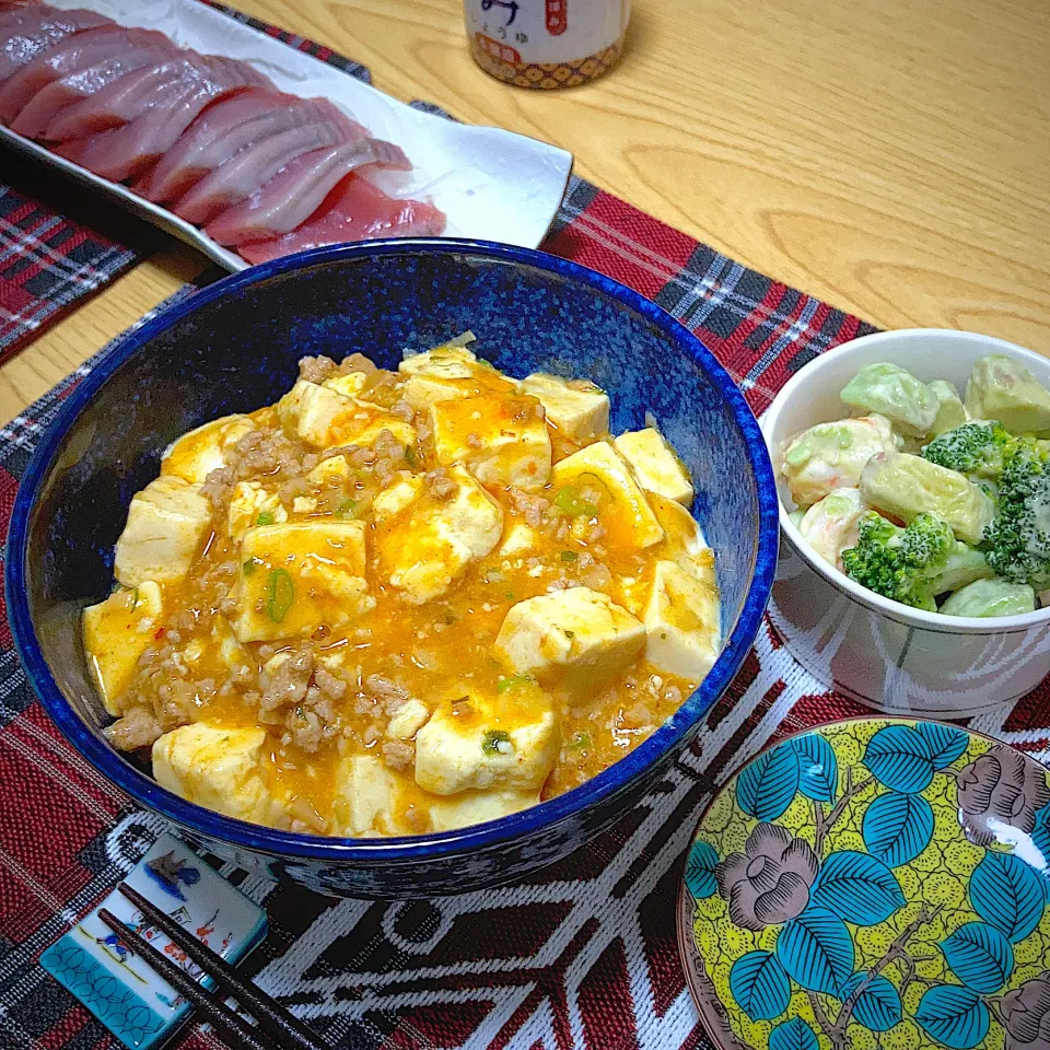 Snapdishの料理写真:麻婆丼、鰹の刺身、ブロッコリーとエビマヨのサラダ|ツインうさぎさん