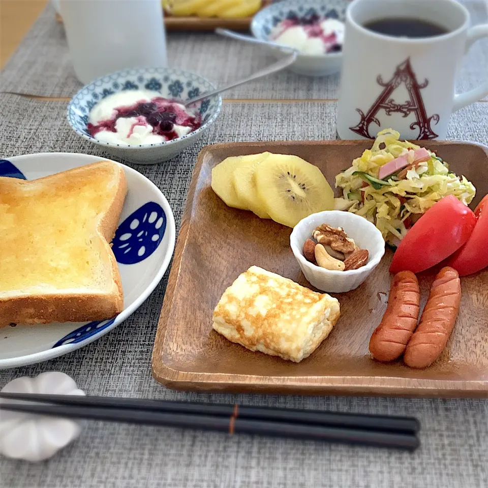 白い玉子焼きで朝食|ツインうさぎさん