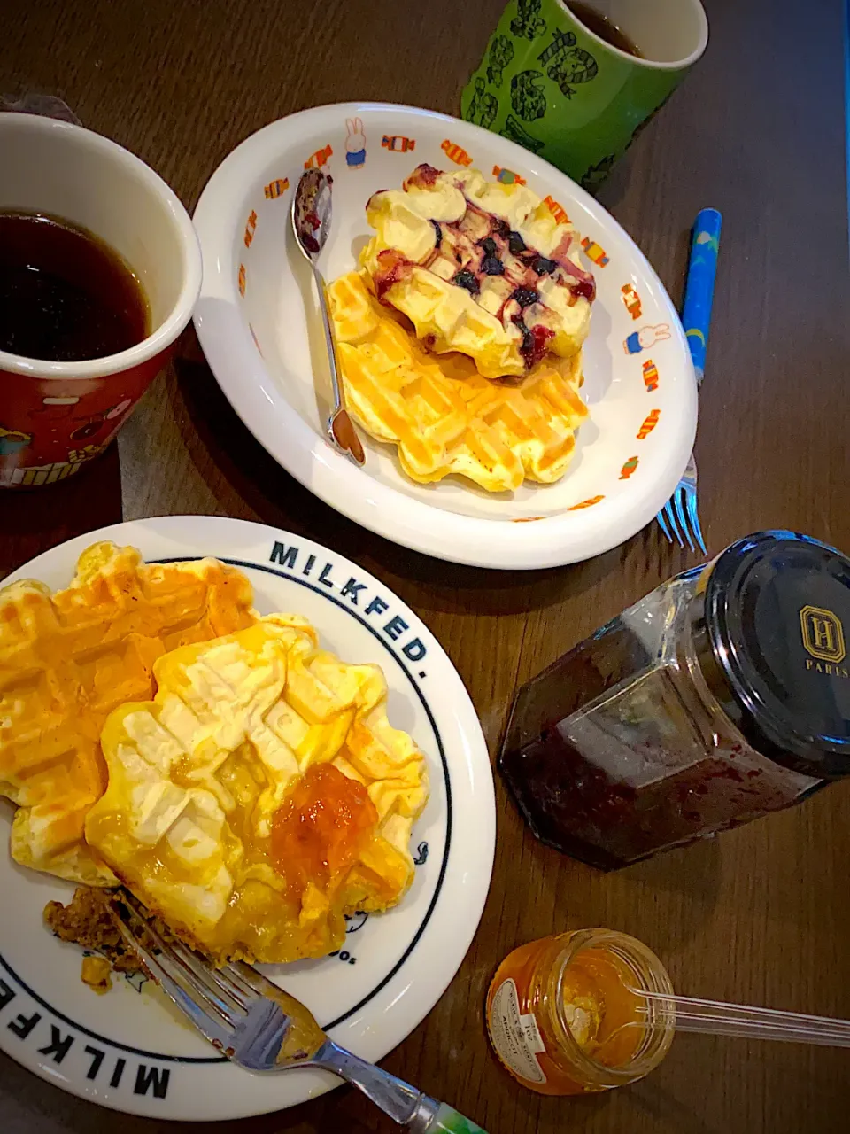 北海道牛乳入りワッフル🧇　ピスタチオクリーム💚　ブルーベリーコンポート🫐　杏ジャム🍊　コーヒー☕️|ch＊K*∀o(^^*)♪さん