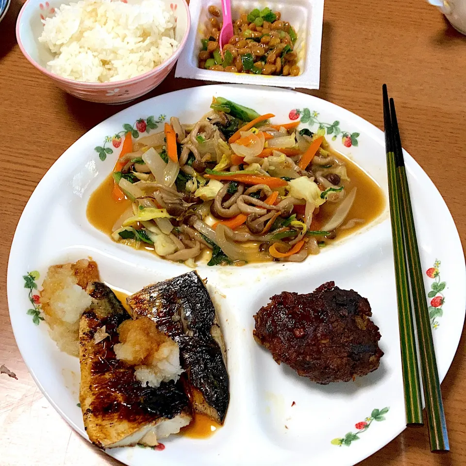 鯖塩焼きとハンバーグと野菜炒め|みんみんさん