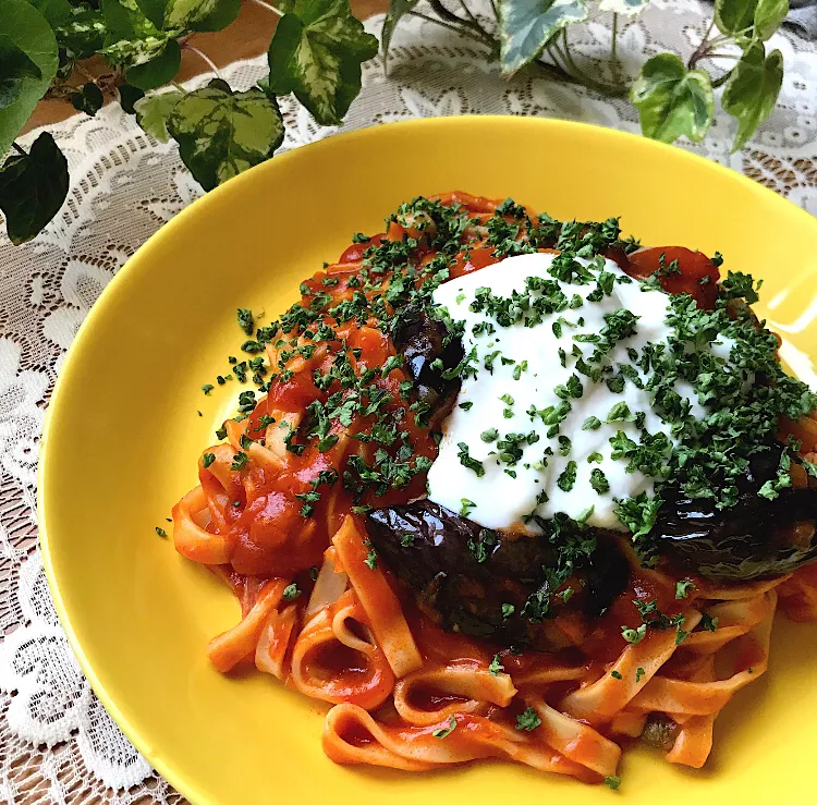 Snapdishの料理写真:🍝揚げなす🍆＋ケッパーのスパイシーガーリック🧄トマトソースフェトチーネ マスカルポーネ添え🍝|Hollyさん