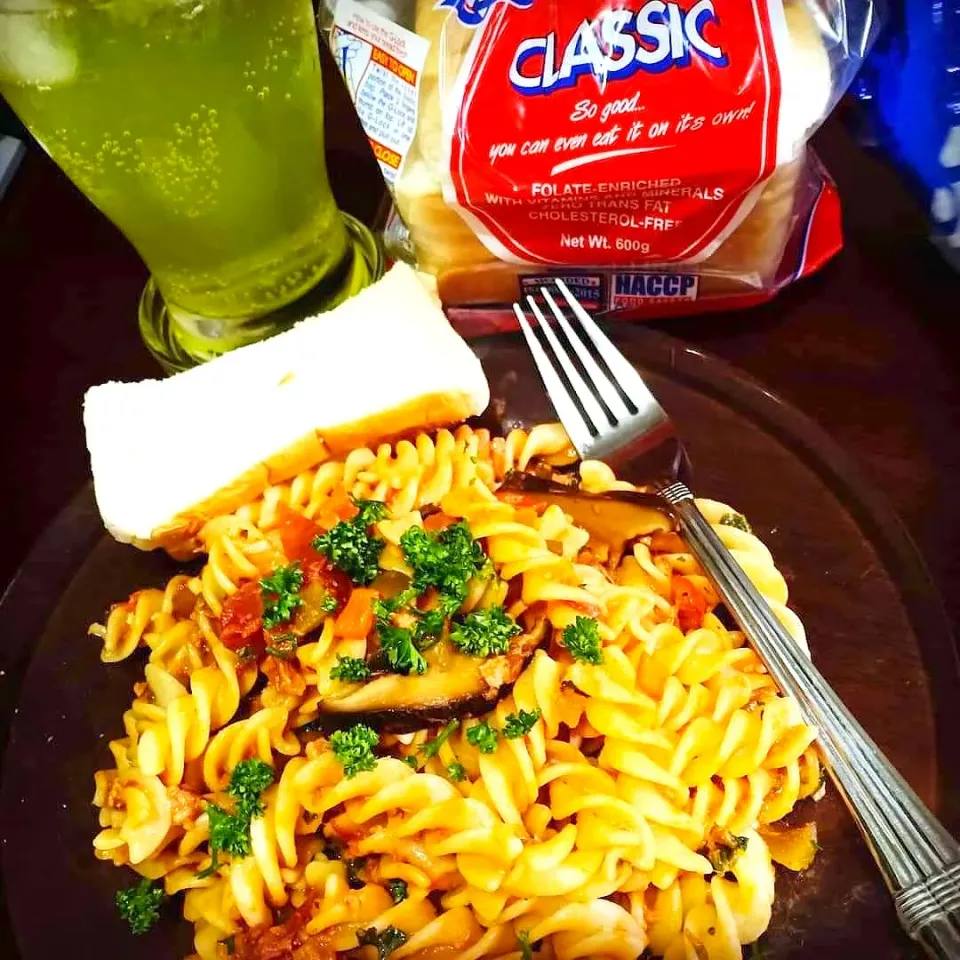 Tuna Shiitake Mushrooms Pasta. Let's eat! 🍝🥂🍴🍽🥪 #YumYum 🙂

#Aldente #FoodPorn #FoodBlog #FoodDiary #HomeQuarantine #StayHome #StaySafe #StayHealthy #KillC|VirgoSpyさん