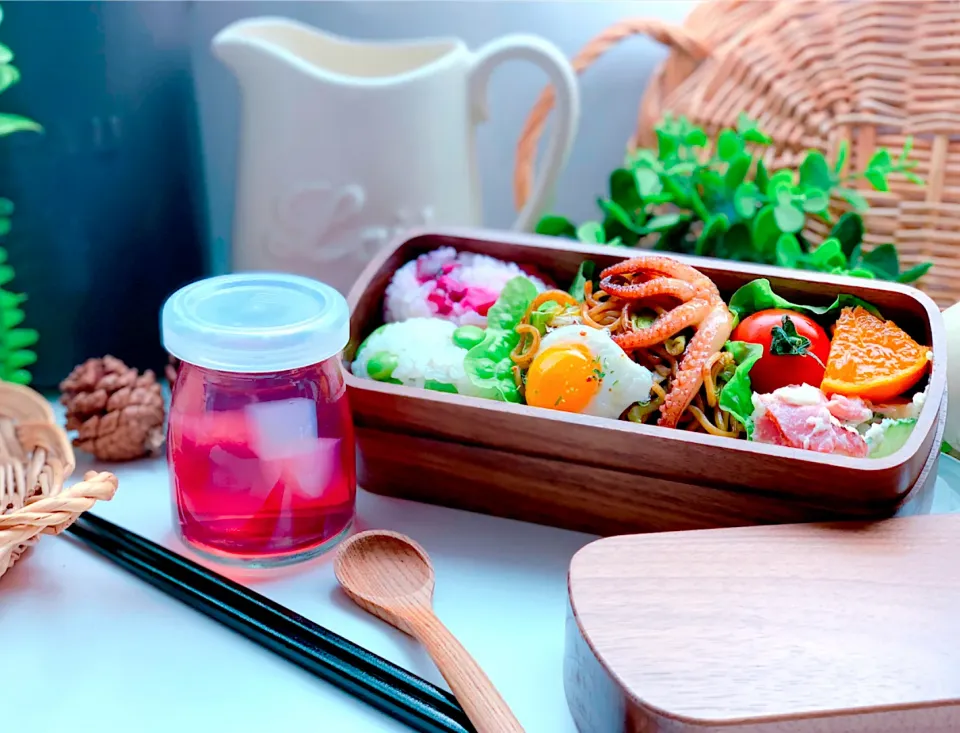 Snapdishの料理写真:２種のおむすびと焼きそば弁当|satomiさん