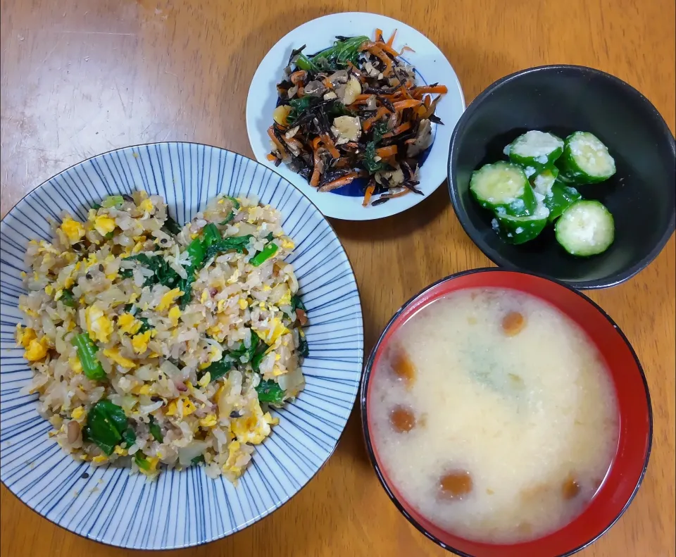 ４月１日　わさび菜しらす炒飯　打ち豆とひじきの煮物　きゅうりの塩麹和え　わかめとなめこのお味噌汁|いもこ。さん