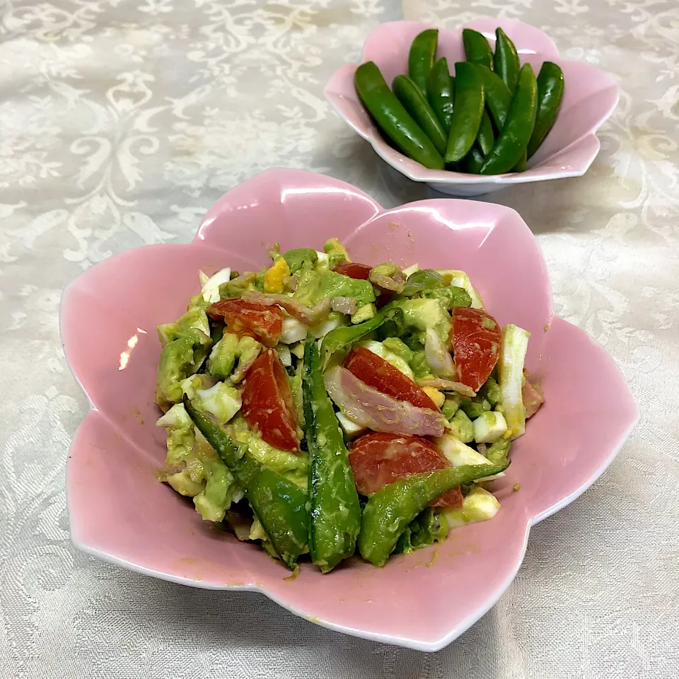 Snapdishの料理写真:アボカド🥑ミニトマト🍅たまご🥚スナップエンドウサラダ🥗|henryさん