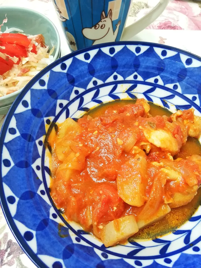 手羽元と大根のトマト煮と新玉ねぎのサラダで晩ご飯😋|たえさん