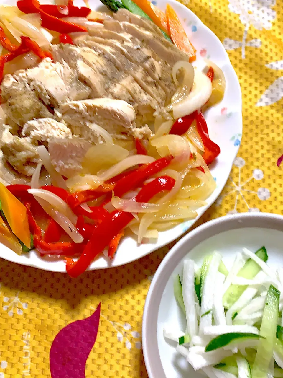 蒸し鶏　パプリカと玉葱の炒め物　大根と胡瓜🥒のサラダ|掛谷節子さん