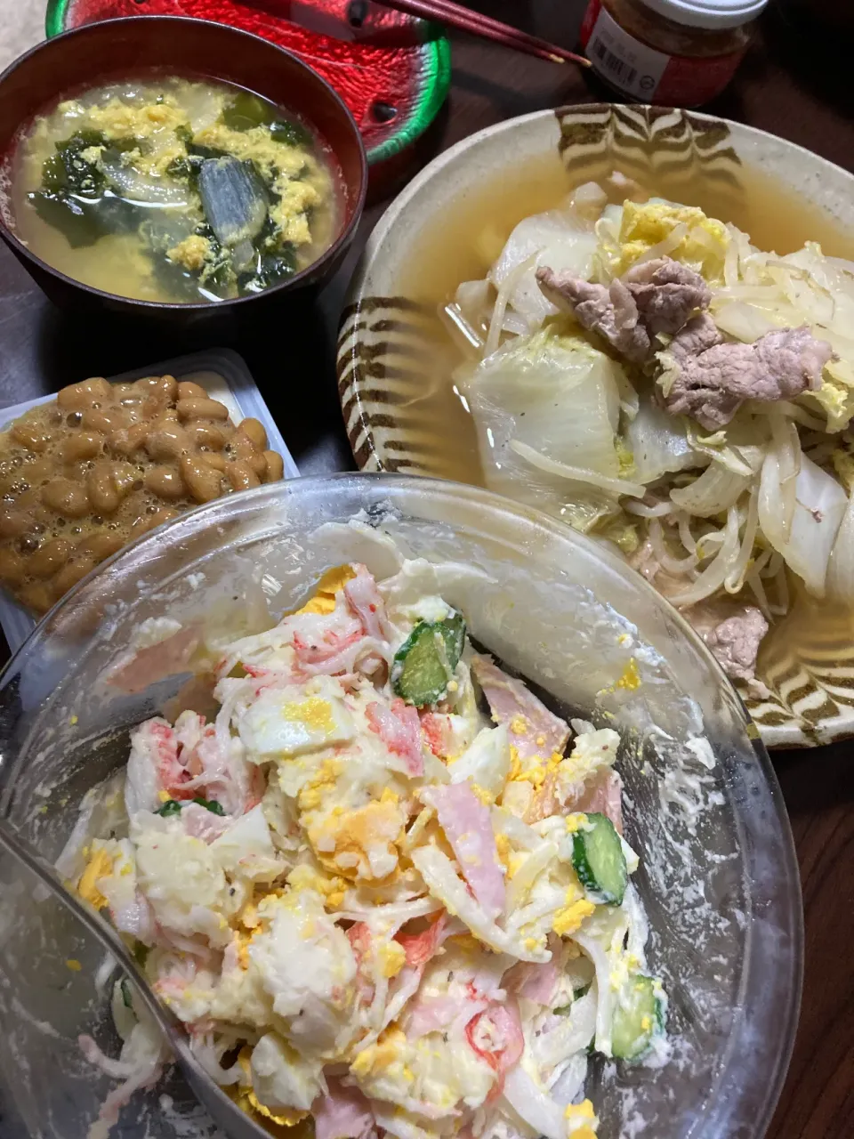 4月26日晩ご飯。白菜煮、ポテサラ、納豆豆腐、わかめたまごスープ。|あやさん