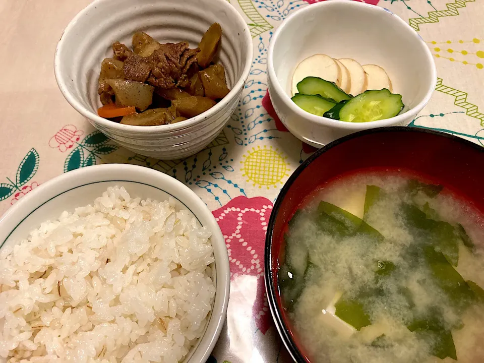 Snapdishの料理写真:牛肉とゴボウの甘辛煮／ぬか漬け／豆腐とわかめの味噌汁|ななこさん