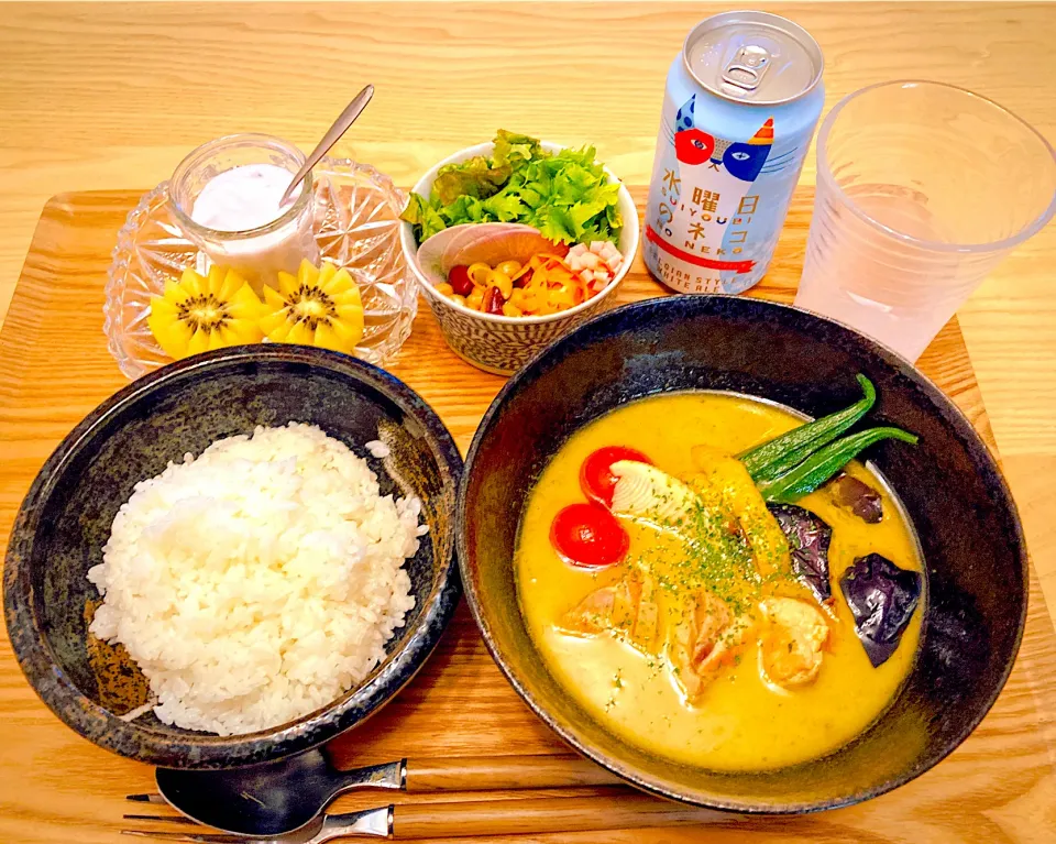 今日の夕食　グリーンカレー　サラダ　ヨーグルト　キウイ|ふわ猫はなちゃんさん