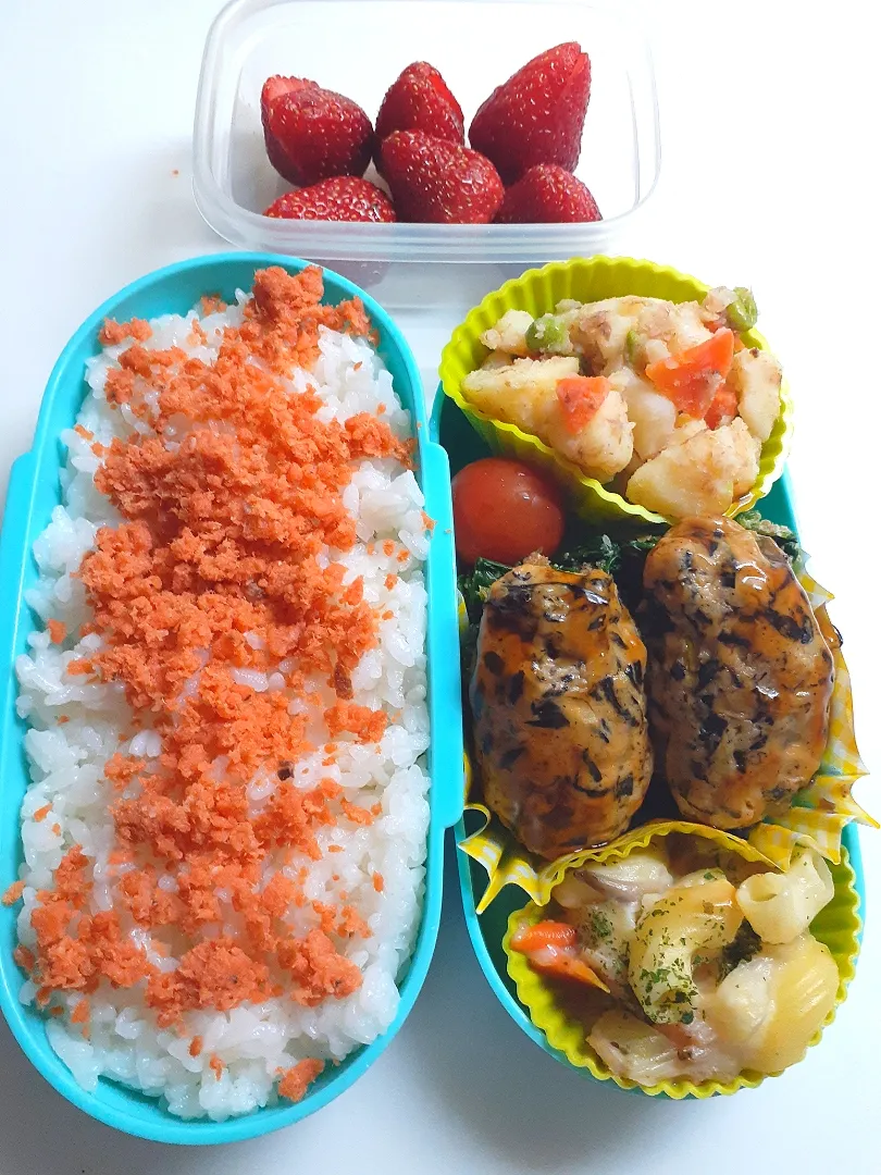 Snapdishの料理写真:☆中学生弁当☆鮭ごはん、マカロニグラタン、じゃがいもｵｶｶ和え、ほうれん草胡麻和え、ミニトマト、ひじき入りつくね、いちご|ｼｮｺﾗさん