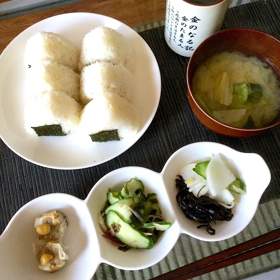 2021年4月27日男前美容師の手作り朝ごはん　おにぎり🍙　きゅうりとみょうがの酢の物　大根と胡瓜浅漬け　キャベツと菜花味噌汁　焼シュウマイ　美味しくいただきました😄|Booパパさん