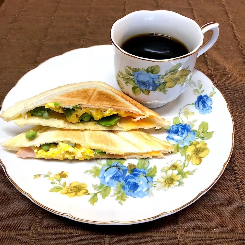 Snapdishの料理写真:スナップエンドウづくし🍃ホットサンド💠|henryさん