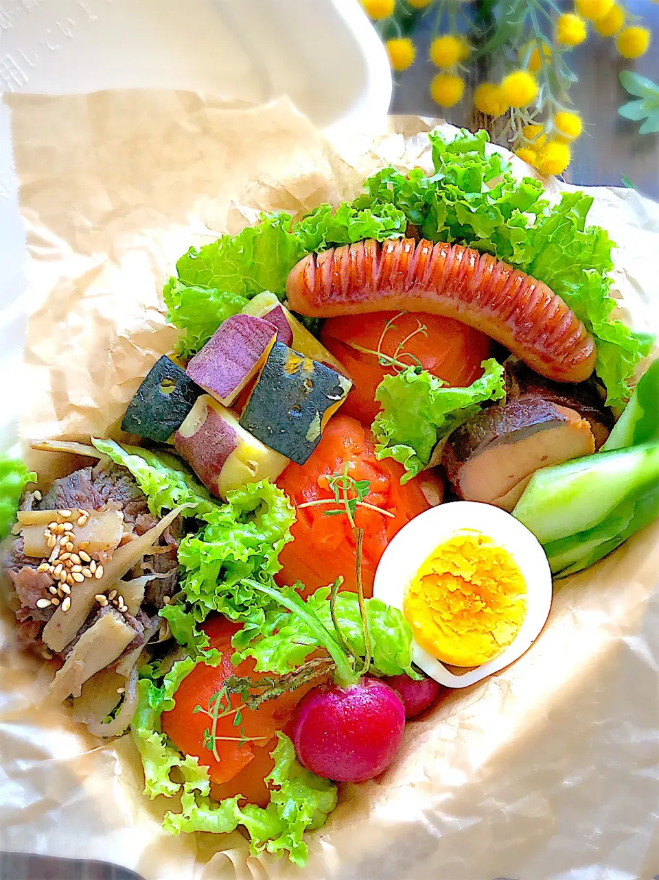 スモークサーモンおにぎりと牛の時雨煮と蒸し野菜のお弁当🍱|みゆきさん