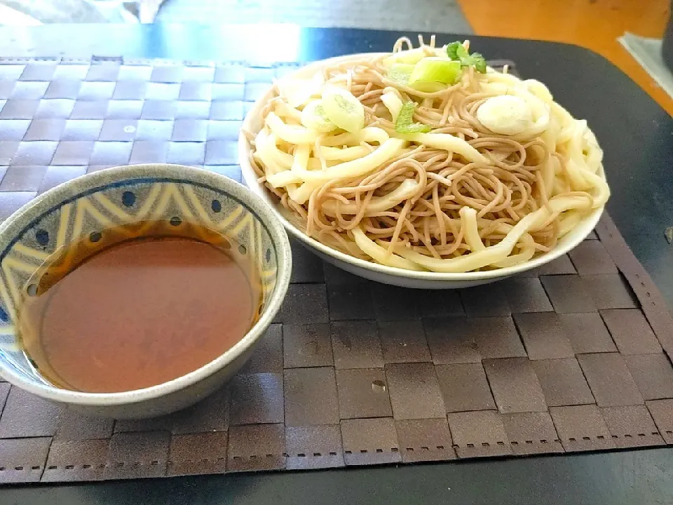 Snapdishの料理写真:夜勤明け今シーズン初うどん・蕎麦の合盛りを冷ツユで|Tarou  Masayukiさん