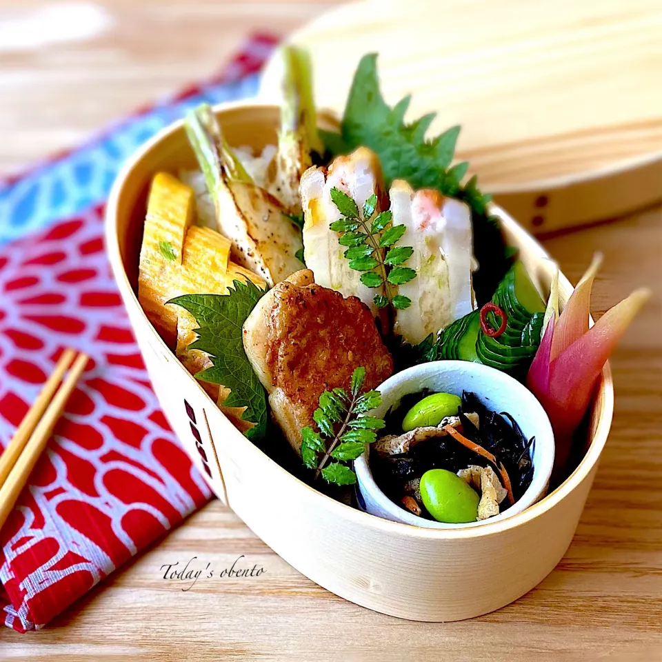 れんこんの海老はさみ揚げ〜甘酢たれ🦐鶏もも肉のクミン焼き🍗紅生姜と小葱入りだし巻き卵🥚茗荷の漬物弁当🍱|Naoさん