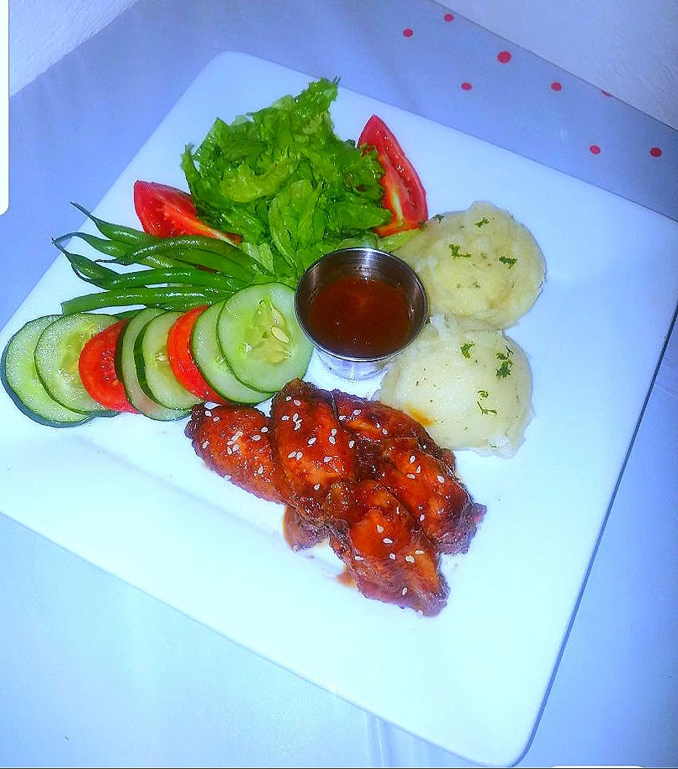 Rum Barbecue Wings with sesame seeds and creamy mashed potatoes and raw vegetables|wendyannfrater@gmail.comさん