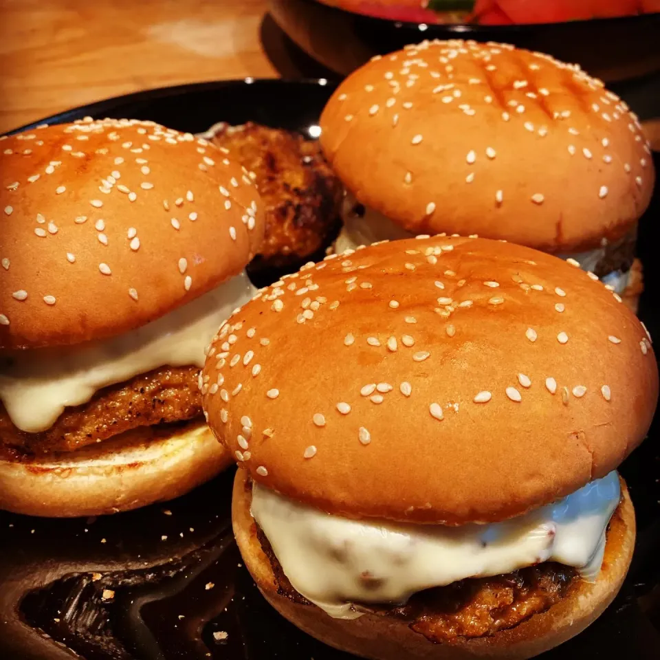 Cajun Beef CheeseBurgers freshly made with Green Relish with a Tomato salad 🥗 #burger #cheeseburger #cheflife #chefemanuel #homemade|Emanuel Hayashiさん