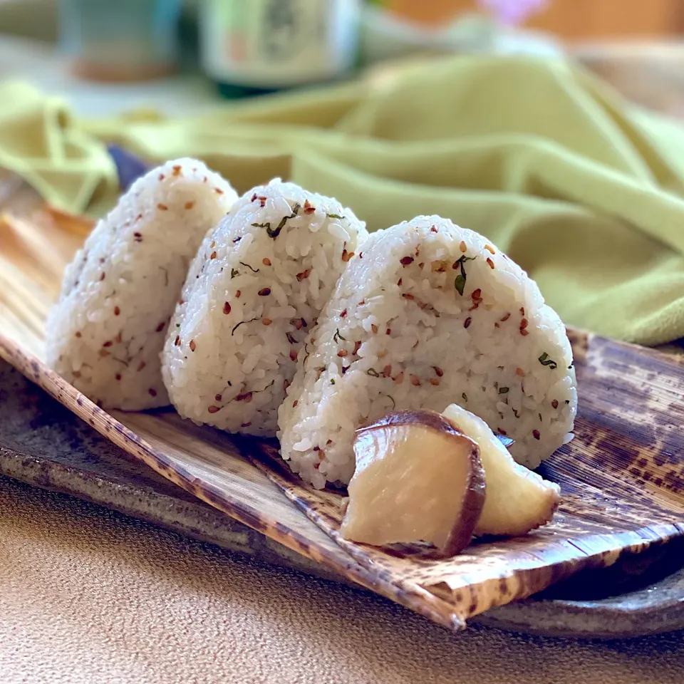 🇯🇵⛰🍙🌾🍶山菜の宴 ①.土鍋ご飯のお結び、大葉と胡麻|ゆきぽん@ゆきの家飲み料理さん