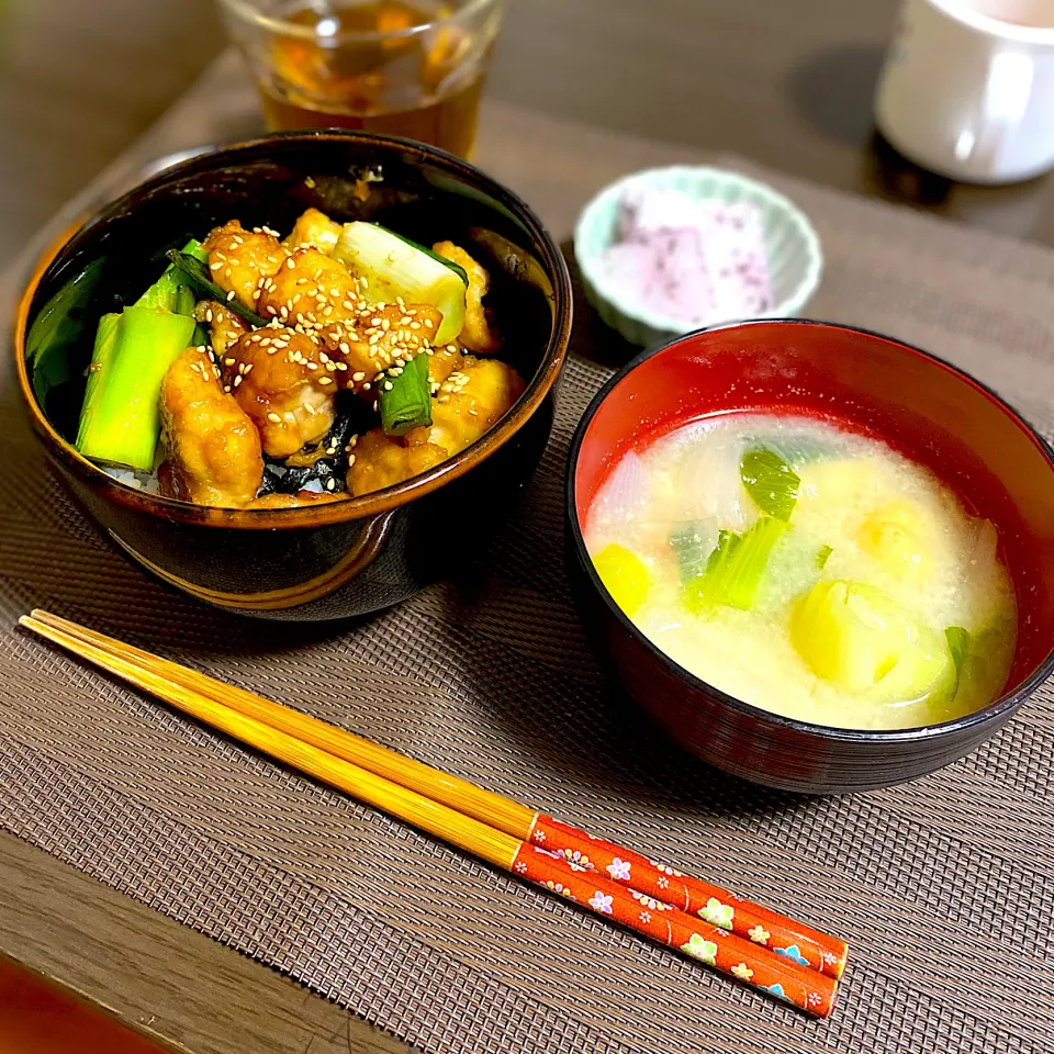 ねぎま焼き鳥丼　ゆかり大根　新玉ねぎの味噌汁|ちぐあささん