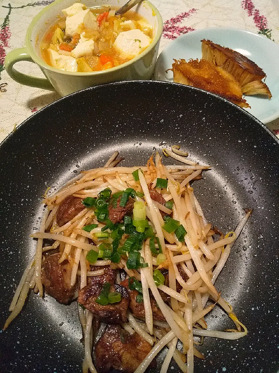 今日の晩御飯
※鶏レバーともやし炒め
※えのきステーキ
※豆腐入り野菜スープ
※ハイボール|れあMIXさん