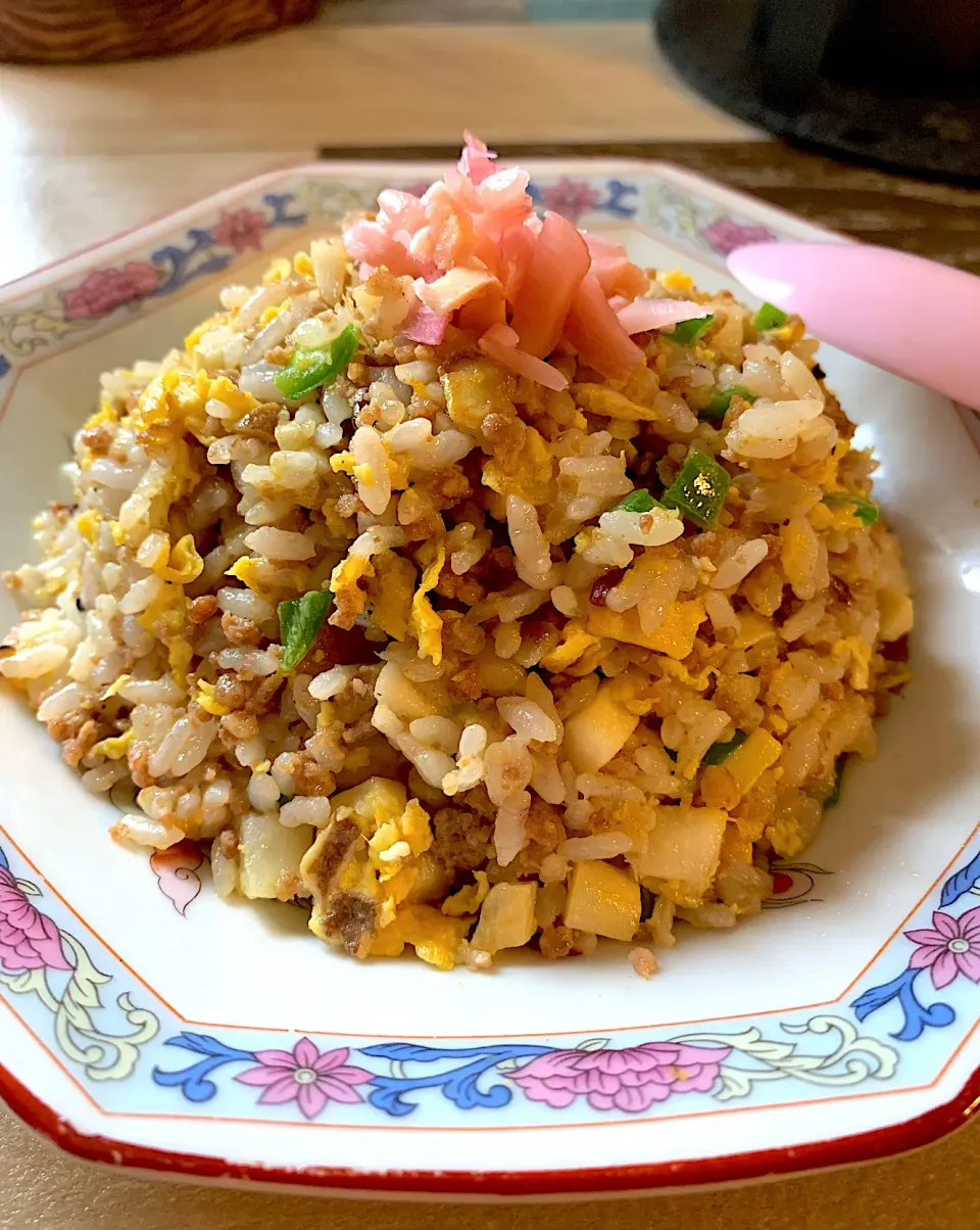 Snapdishの料理写真:山芋ゴロゴロ炒飯🥄|みっこちゃんさん