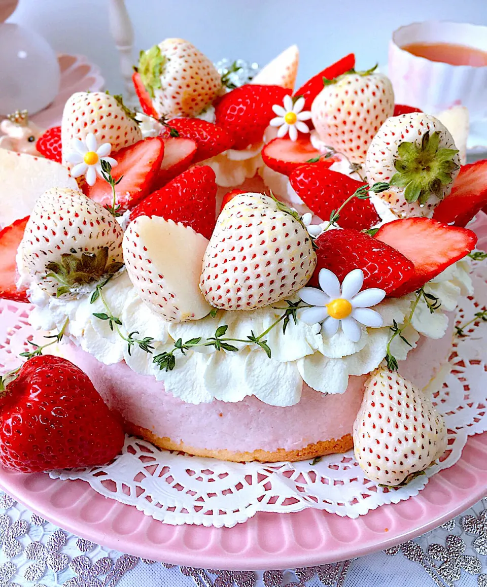 Snapdishの料理写真:白いちごのムースケーキです♬︎♡                        横からみたバージョン🍓🌸|sucreroomさん