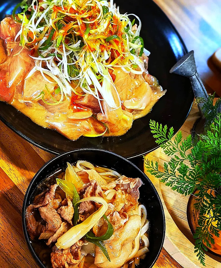 胡麻カンパチとぶっかけ肉うどん|あこぷーさん