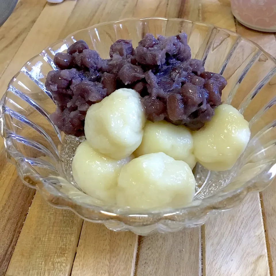 Snapdishの料理写真:豆腐　白玉団子🍡　水の代わりに滑らかにした木綿豆腐を加えた白玉。つぶあんを載せていただきました😊💕|みずはらさん