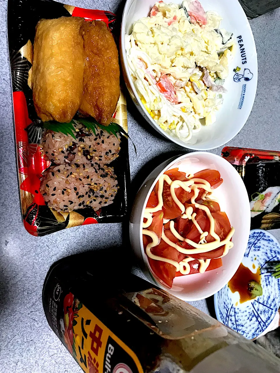 映画 ブライダル・ウォーズ を観ながら #夕飯　いなり寿司、赤飯にぎり、ポテサラ系いろいろ、マヨとまと|ms903さん