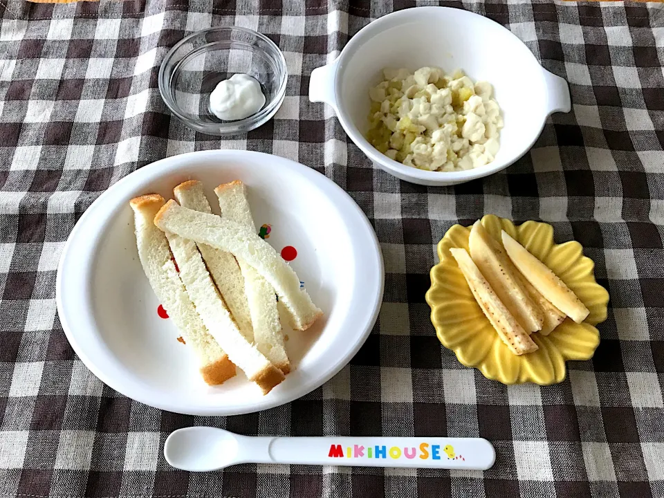 Snapdishの料理写真:【離乳食】食パン、さつまいも豆腐、バナナ、ヨーグルト|sayaさん